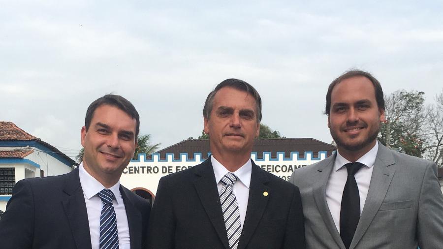Jair, Carlos e Flavio Bolsonaro - Flick Bolsonaro/Reprodução