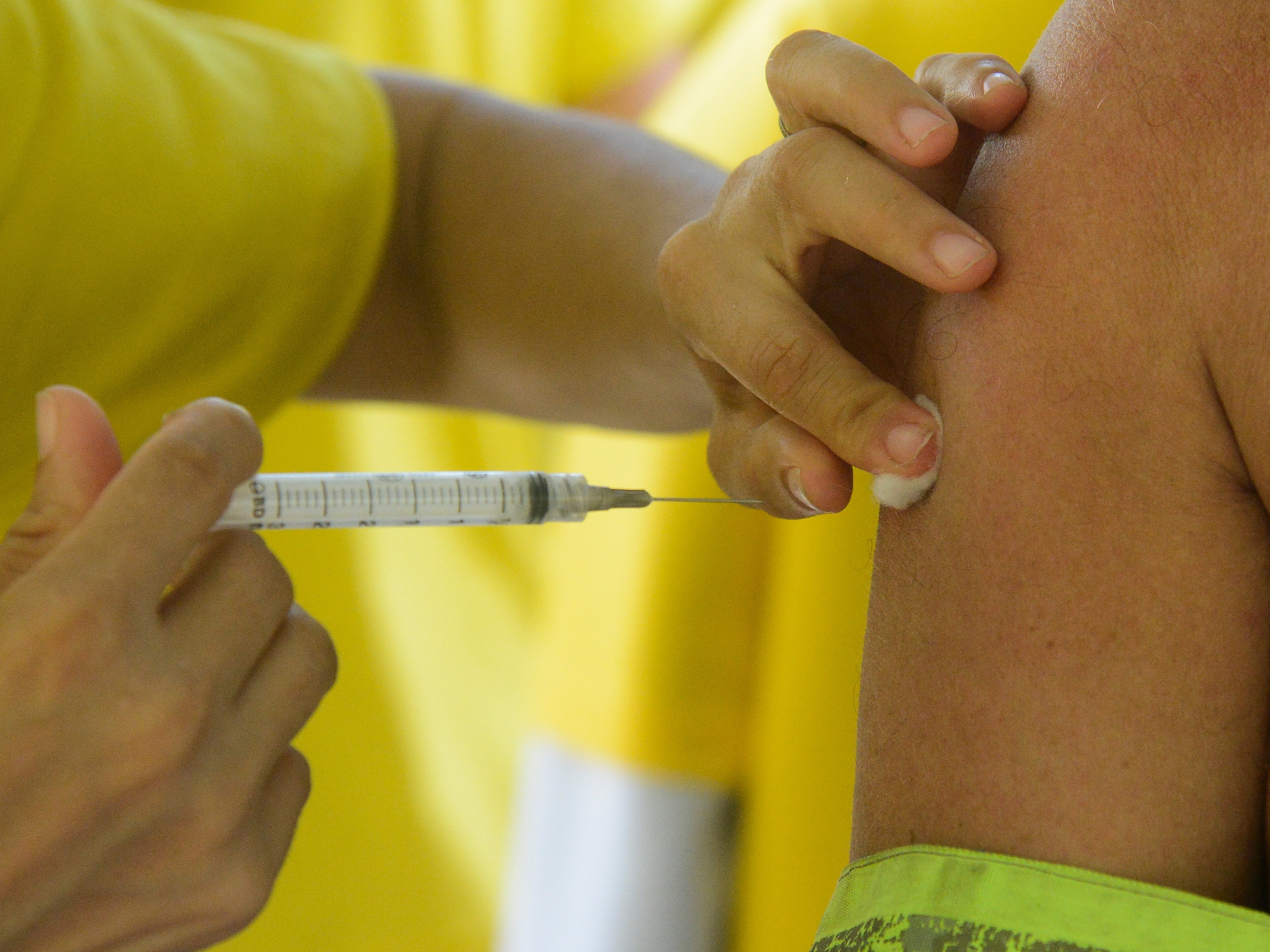 Maio tem recorde de doses, mas vacinação contra covid desacelera