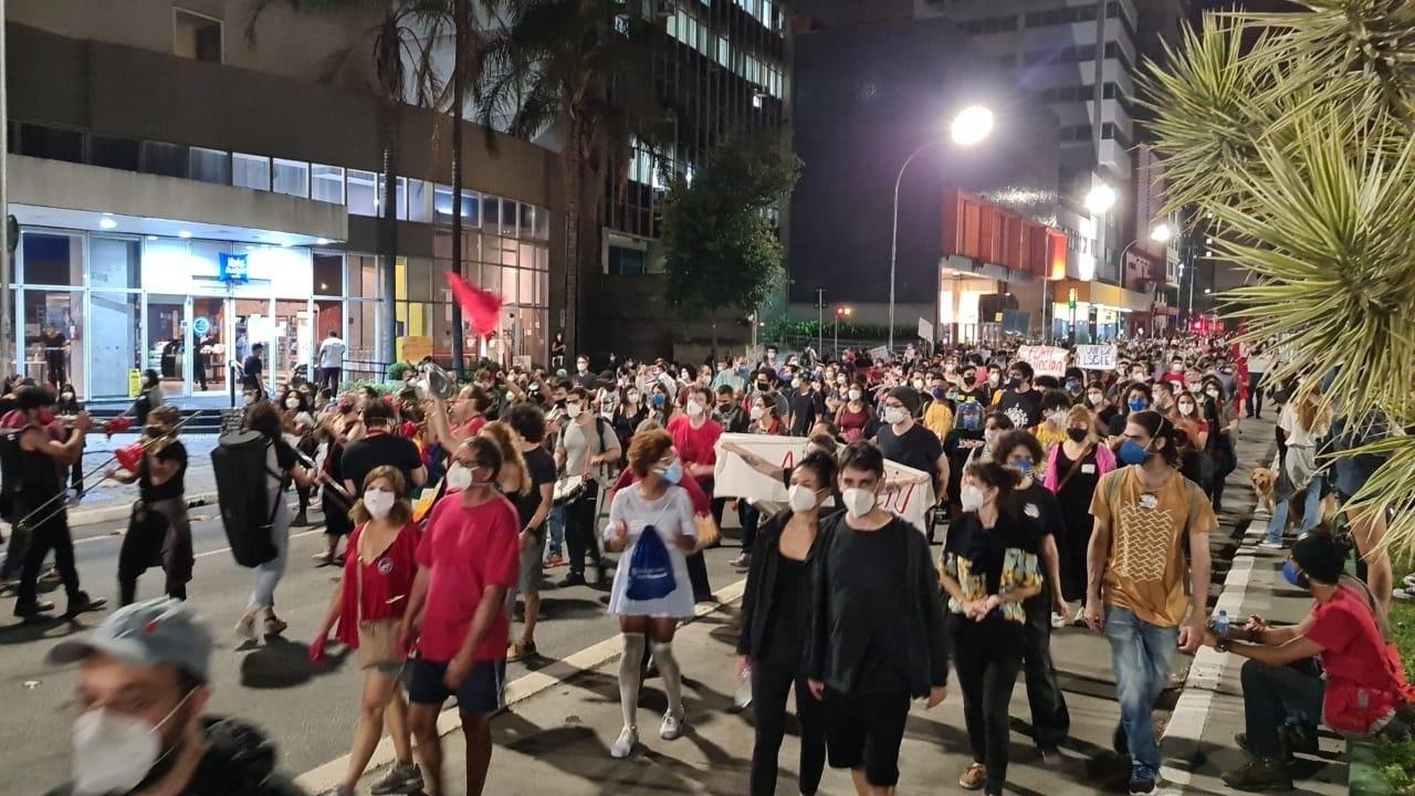 29.maio.2021 - Manifestantes caminham pela Avenida Paulista em ato contra Jair Bolsonaro - Leonardo Martins/UOL