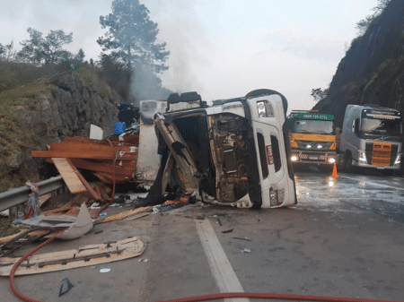 Carreta tombou ao tentar fazer curva e carga atingiu bicicleta e carro de passeio  - Divulgação/Polícia Rodoviária Federal (PRF) 
