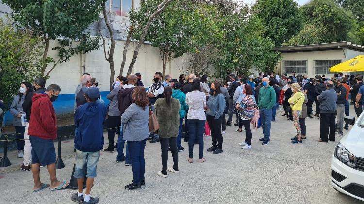 Fila para receber vacinação da UBS Cangaíba; unidade distribuiu senhas - Leonardo Martins/UOL - Leonardo Martins/UOL