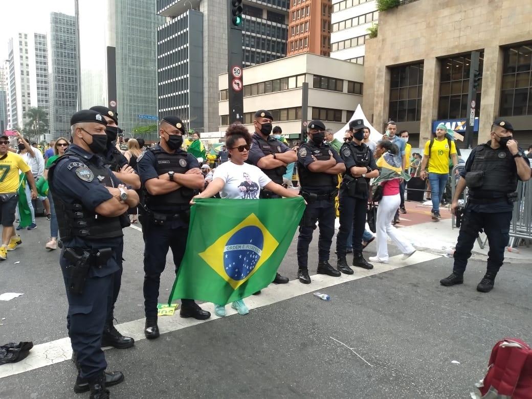 7.set.2021 - Manifestantes tiram fotos com Policiais Militares em ato na Avenida Paulista em favor de Jair Bolsonaro - Amanda Rossi/UOL