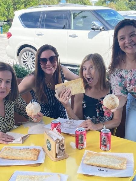 Zilu Godoi e Rose Miriam se divertem comendo pastel - Reprodução: Instagram