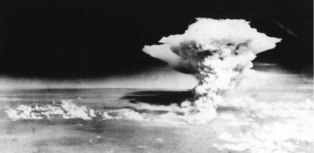 Nuvem de cogumelo gerada pela explosão da bomba nuclear sobre Hiroshima em 6 de agosto de 1945