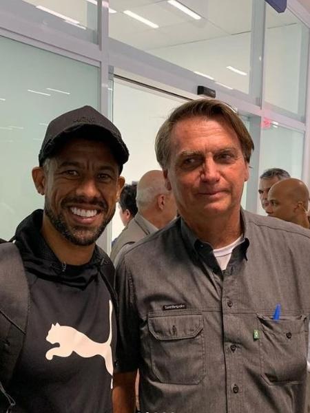 14.jan.2022 - O ex-jogador de futebol Léo Moura encontrou-se com o presidente Jair Bolsonaro (PL) no Aeroporto Internacional de Macapá - 14.jan.2022 - Reprodução/Instagram/celiofariajunior
