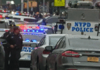 Polícia identifica suspeito em segundo dia de caçada por atirador do metrô de Nova York - Por Maria Caspani