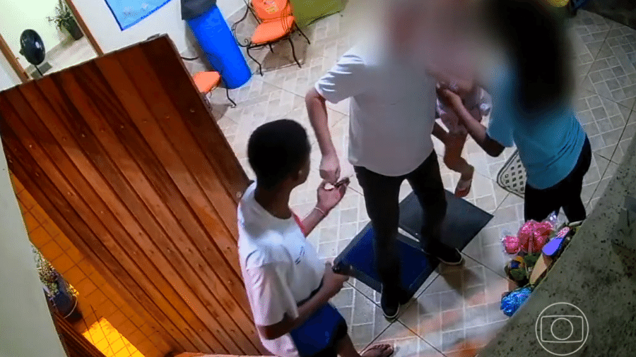 O Fantástico mostrou um vídeo no qual um dos assaltantes que arrastou Eci Coutinho Bella, 72 anos, na semana passada, aparece invadindo uma creche - Reprodução/TV Globo