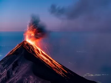 Vulcão de Fogo expele gás e cinzas na Guatemala