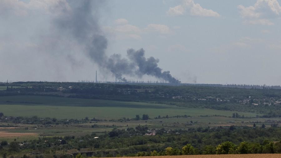 13.jul.22 - Usina térmica de Vuhlehirsk queima à distância após um bombardeio perto da cidade de Svitlodarsk, região de Donetsk - GLEB GARANICH/REUTERS