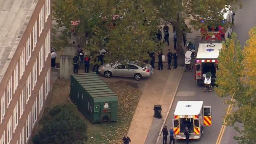 Dezenas de carros de polícia e ambulâncias estacionaram em frente à escola de St. Louis logo após o tiroteio - Reprodução/Beast News