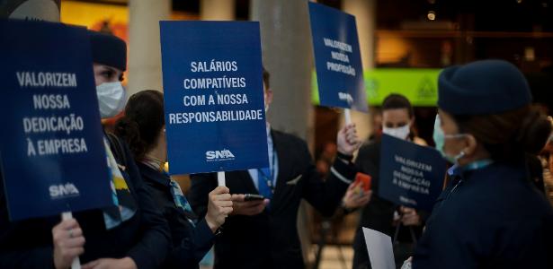 Pilotos e comissários de bordo fazem protesto no Aeroporto de Congonhas, em São Paulo