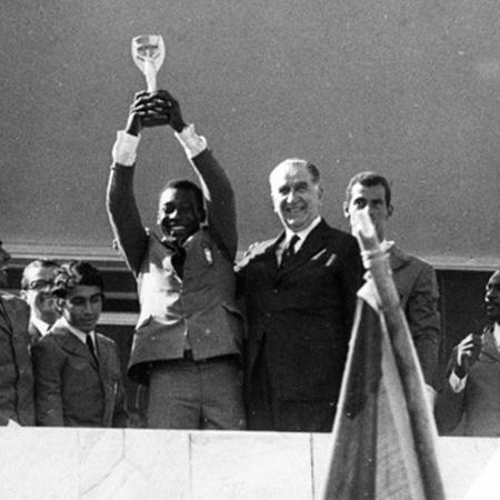 Após liderar a vitória na Copa 1970, Pelé levanta a taça ao lado do então presidente Médici - Roberto Stuckert/Folhapress