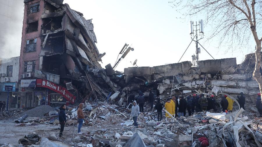 07.fev.23 - Equipes de resgate e civis procuram sobreviventes sob os escombros de prédios desabados em Kahramanmaras, no sul da Turquia, um dia depois que um terremoto de magnitude 7,8 atingiu o sudeste do país - ADEM ALTAN/AFP