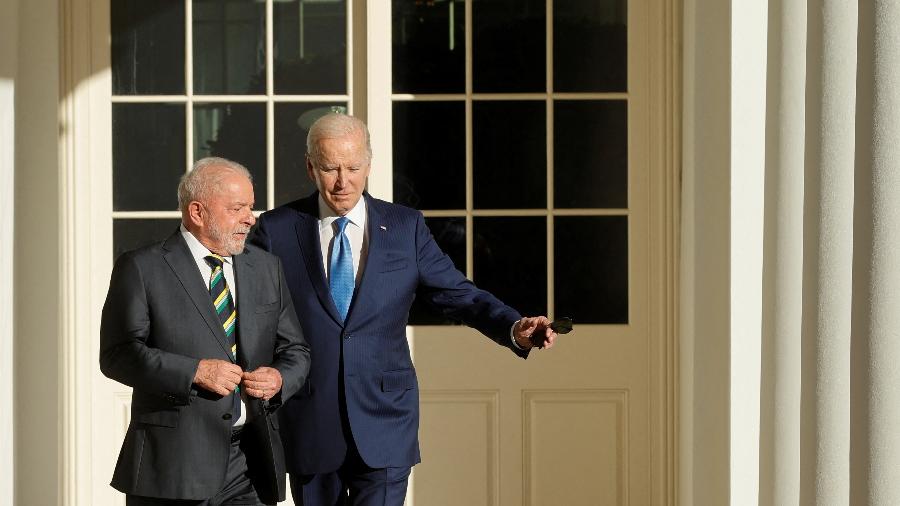 Os presidentes Joe Biden e Lula caminham juntos no jardim da Casa Branca, em Washington - Jonathan Ernst/Reuters