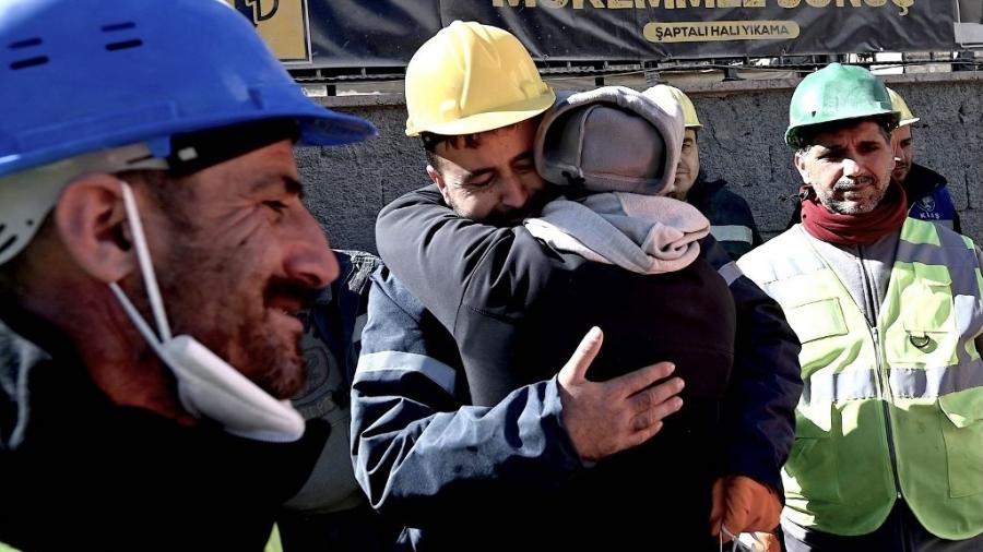 Tio de Aleyna Olmez abraça socorristas após sobrinha de 17 anos ser resgatada na Turquia; ela ficou 248 horas debaixo dos escombros - OZAN KOSE/AFP