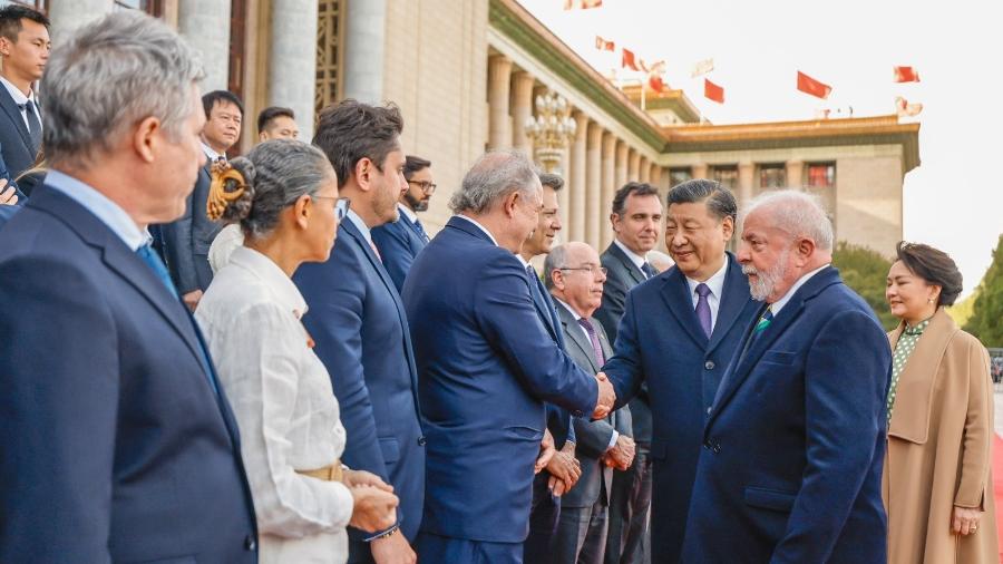 O presidente do BNDES, Aloizio Mercadante, cumprimenta o presidente da China, Xi Jinping, ao lado do presidente Lula - Ricardo Stuckert/Presidência de República