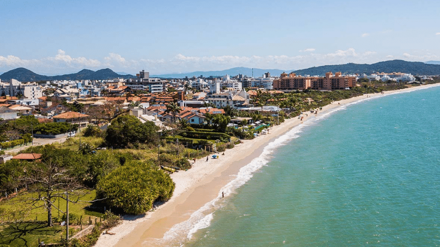 A praia de Jurerê é uma das mais badaladas de Florianópolis - Reprodução/Viagens e Caminhos