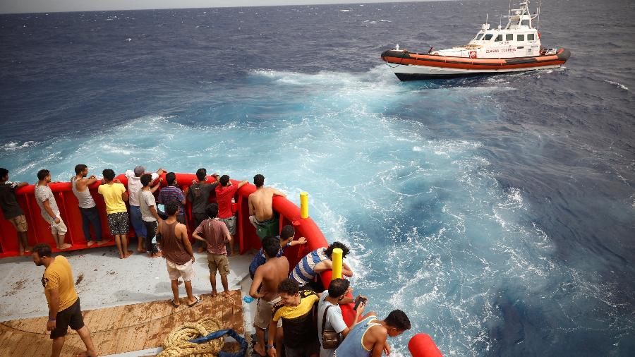 19.ago.22 - Pessoas a bordo do barco de resgate da ONG Proactiva Open Arms Uno no mar Mediterrâneo central, Itália
