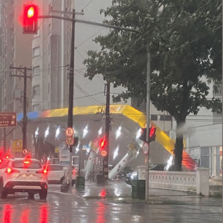 Teto de posto de gasolina desaba na Ponta da Praia, em Santos