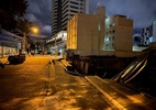 Prédio corre risco de desabar após asfalto de rua ceder em Goiânia - Corpo de Bombeiros de Goiás/15.jan.2024-Divulgação