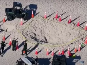 Menina morre soterrada após buraco que cavava em praia desmoronar nos EUA