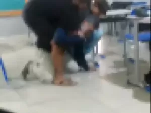 Aluno no Paraná dá 'mata-leão' em professor na sala de aula; veja vídeo