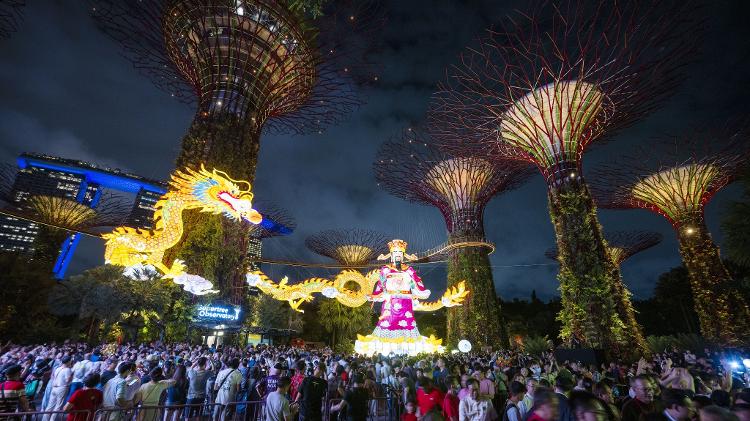 Turistas em cerimônia do Ano Novo Lunar em Singapura