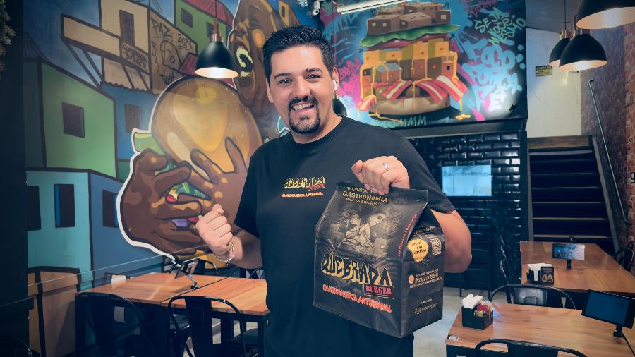 Valber Bonfim é fundador do Quebrada Burger, aberto na Brasilândia, em São Paulo Valber Bonfim é fundador do Quebrada Burger, aberto na Brasilândia, em São Paulo