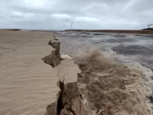 Surfista mostra lagoa se rompendo em Florianópolis: 'Força da água absurda'