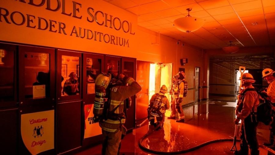 8.jan.2025 - Bombeiros tentam debelar chamas dentro de uma escola em Altadena, na Califórnia