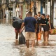 02.fev.2025 - Moradores deixam suas casas após alagamento no Jardim Pantanal