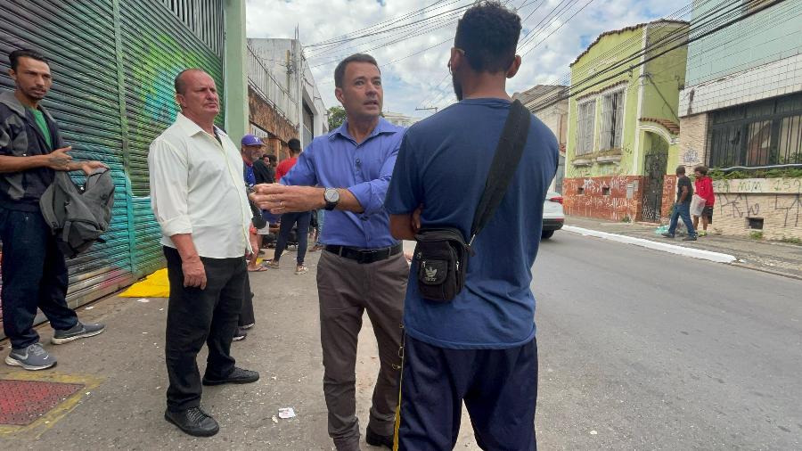 Mello Araújo (PL) aborda moradores de rua para oferecer emprego e abrigo Mello Araújo (PL) aborda moradores de rua para oferecer emprego e abrigo