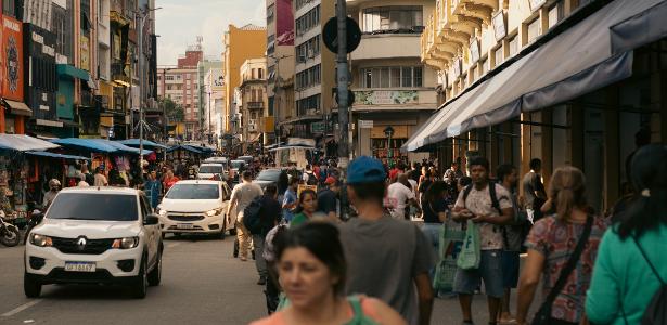 Dólar alto e tarifaço dos EUA chegam à 25 de Março: 'Todo dia sobe o preço'