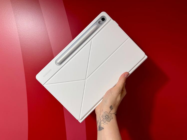 Samsung Galaxy Tab S10 FE prata com capa branca Samsung Galaxy Tab S10 FE prata com capa branca