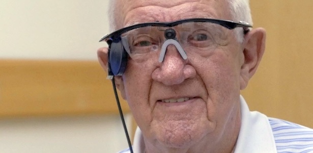Ray Flynn recebe olho biônico e recupera visão - Manchester Royal Eye Hospital/AFP