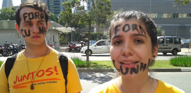 Integrantes do movimento Juntos pedem a saída de Eduardo Cunha (PMDB-RJ) da presidência da Câmara dos Deputados em protesto em São Paulo - Wellington Ramalhoso/UOL