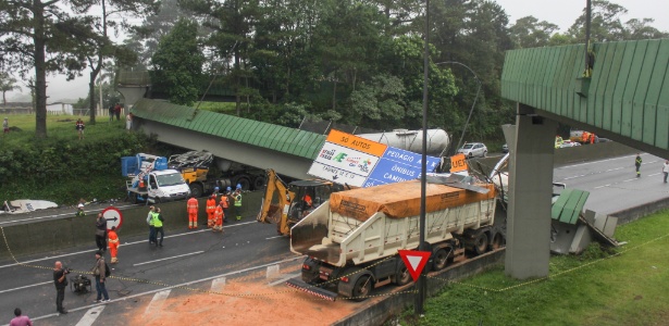 A estrutura de concreto atingiu o veículo causador do acidente e outro caminhão que seguia pela outra pista - Marco Ambrosio/Estadão Conteúdo