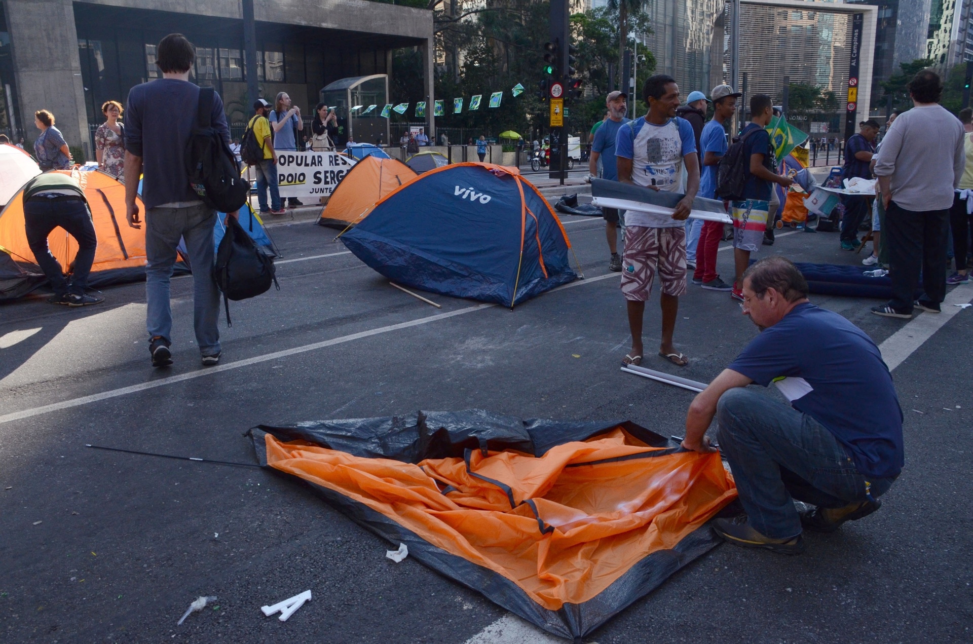 18.mar.2016 - Por orientação da Polícia Militar e por medida de segurança, manifestantes retiram barracas do acampamento na avenida Paulista, em São Paulo (SP), na manhã desta sexta (18). Os manifestantes protestavam contra o governo e a nomeação de Lula como ministro - J. DURAN MACHFEE/FUTURA PRESS/FUTURA PRESS/ESTADÃO CONTEÚDO