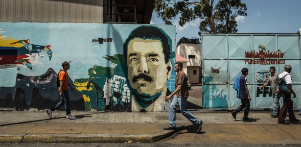 Mural retratando o presidente da Venezuela, Nicolás Maduro, é visto em Caracas - Meridith Kohut/The New York Times