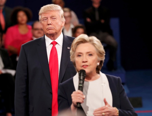 9.out.2016 - O candidato republicano Donald Trump e a democrata Hillary Clinton durante o segundo debate presidencial nos EUA - Rick Wilking/ Reuters