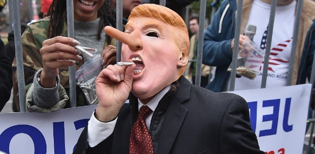 Ativistas distribuem maconha de graça em protesto contra Trump em Washington - Theo Wargo/Getty Images/AFP
