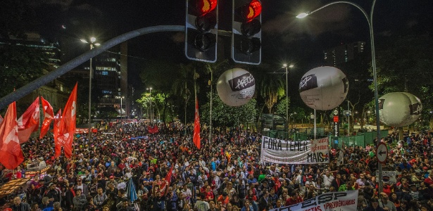 Membros de centrais sindicais e movimentos sociais reúnem-se na Praça da República, no centro de São Paulo, em protesto contra as reformas do governo Temer - Marlene Bergamo/Folhapress