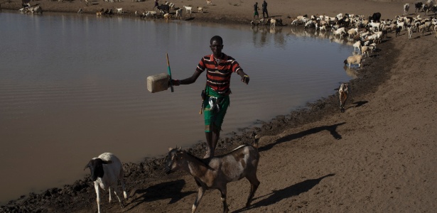 29.mar.2017 - Pastores dão água para o gado magro em um terreno em Laikipa, no Quênia - Tyler Hicks/The New York Times