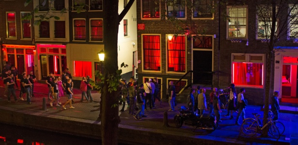 Pessoas caminham pela região do distrito da luz vermelha, em Amsterdã, Holanda - Ilvy Njiokiktjien/The New York Times