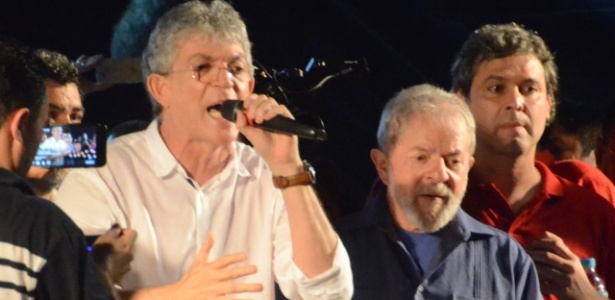 Ao lado de Lula, o governador da Paraíba, Ricardo Coutinho (PSB), discursa em ato da caravana petista - Beto Macário/Colaboração para o UOL
