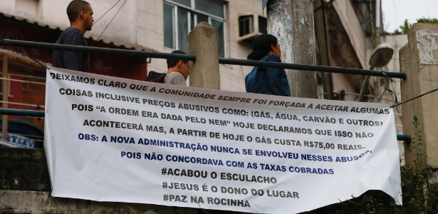 Faixa na Rocinha anuncia novo preço do gás e "nova administração" - Roberto Moreyra/Agência O Globo