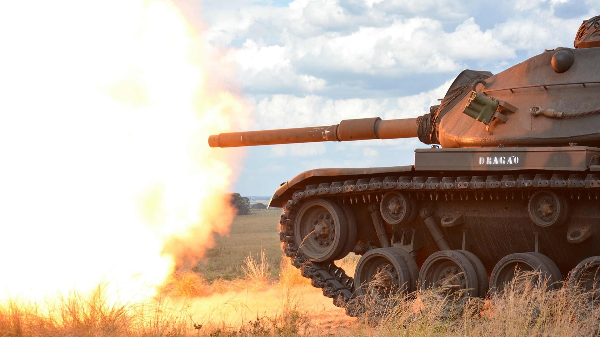 Uma mulher soldado servindo no exército está perto de um tanque de