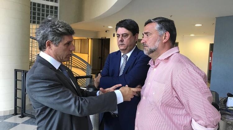 24.abr.2018 - Paulo Pimenta, Paulo Teixeira e Wadih Damous entram na sede da PF em Curitiba para tentar visitar Lula