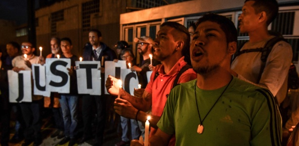 Opositores do governo de Nicolás Maduro fazem vigília após governo dizer que Fernando Albán, que estava detido, se matou - Juan Barreto/AFP