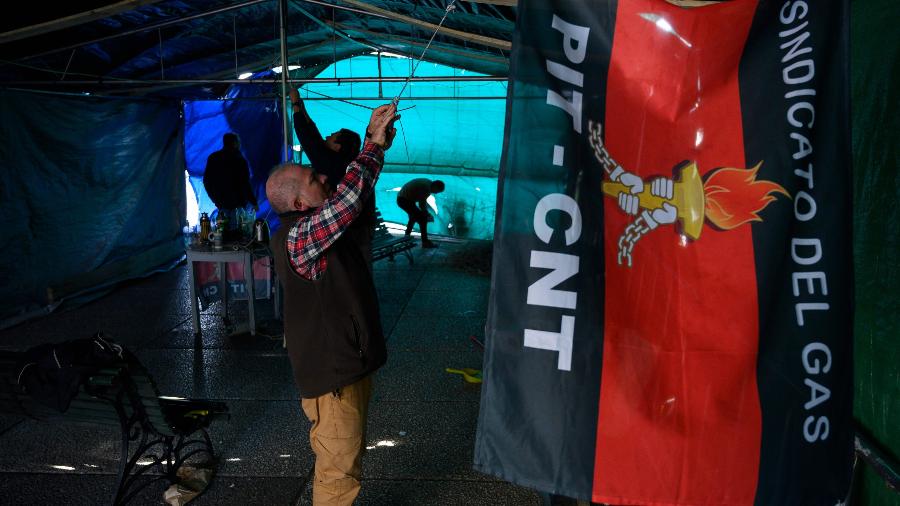 17.jul.2019 - Trabalhadores da distribuidora uruguaia de gás MontevideoGas, que é da Petrobras, desmontam acampamento após fim da greve - EITAN ABRAMOVICH/AFP